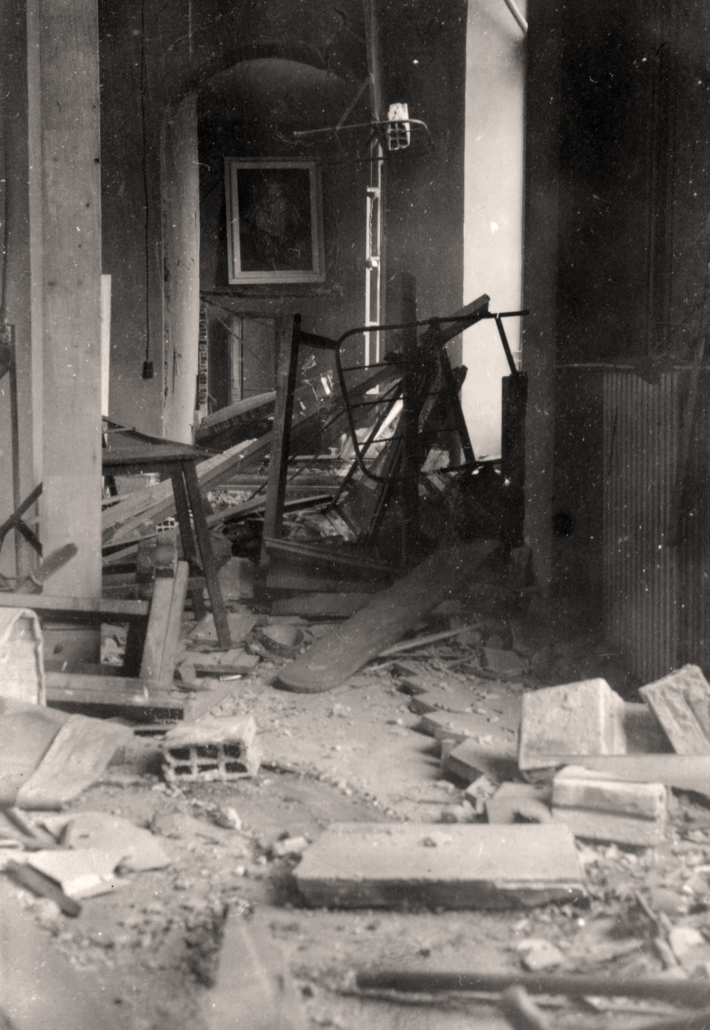 Studio di piazza Benefica dopo il bombardamento_01_ 1943